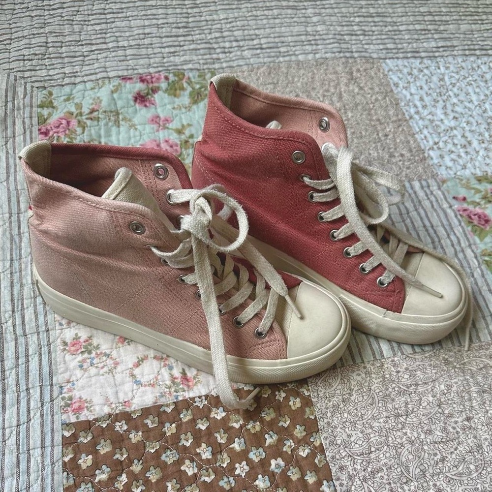 American Eagle pink two-toned converse-like lace-up heart hightops
